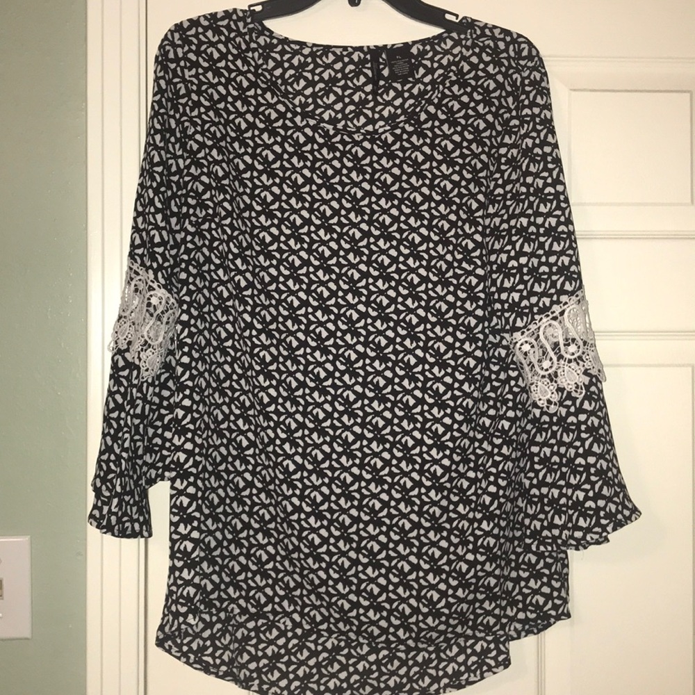 Black and white blouse with lace sleeve